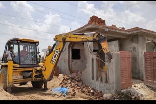 municipal corporation demolished the houses built on government land in bhopal