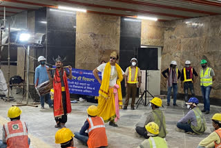 dmrc organize street play to encourage labors for vaccination