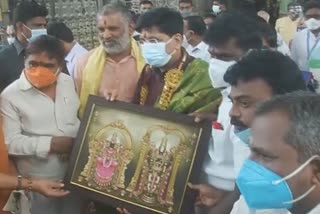 Piyush Goyal couple visited tiruchanur padmavathi amman temple