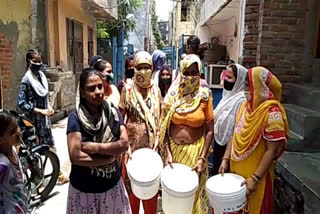 people-upset-due-to-water-shortage-in-rithala-assembly