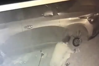 घर के बाहर खड़ी कार को चोर कर गए 'बेकार'