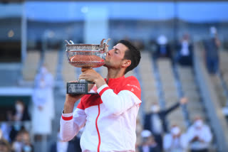 WATCH: Djokovic tops Tsitsipas in 5 at French Open for 19th major