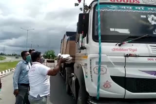 দূরপাল্লার ট্রাক ও গাড়িচালকদের হাতে খাদ্য সামগ্রী দিলেন স্বেচ্ছাসেবী সংস্থা