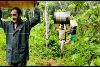 excise raid at kottarakkara; liquor seized  കൊട്ടാരക്കരയിൽ എക്സൈസ് റെയ്‌ഡ്  വാറ്റും വാറ്റുപകരണങ്ങളും പിടിച്ചെടുത്തു  വാറ്റ്  വാറ്റുപകരണങ്ങൾ  എക്സൈസ്  liquor seized  excise raid at kottarakkara  excise raid  excise  പ്രിവന്‍റീവ് ഓഫിസർ