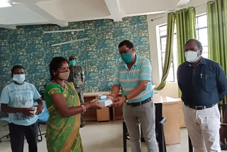 distribution of thermometers and oximeters in khunti