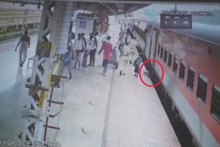 child fell down from train in Jamshedpur