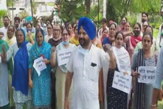 Protest:ਕੱਚੇ ਅਧਿਆਪਕਾਂ ਵੱਲੋ ਪੰਜਾਬ ਸਰਕਾਰ ਖਿਲਾਫ਼ ਰੋਸ ਪ੍ਰਦਰਸ਼ਨ