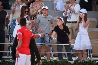 Novak Djokovic gifts French Open winning racquet to fan, his reaction wins internet