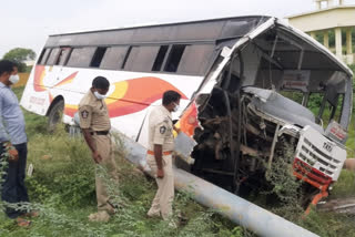 bus accidnet at jempagaluru,prakasham district three injured