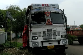 A truck driver accused of theft committed suicide in front of a police station in nagpur