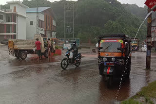 rain in kozhikode  kerala rain news  rain visuals  കോഴിക്കോട് വാർത്തകള്‍  മഴ  കേരളത്തില്‍ മഴ  കാലാവസ്ഥാ നിരീക്ഷണ കേന്ദ്രം റിപ്പോർട്ട്