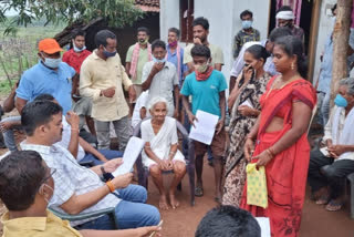 MLA Vikram Shah Mandavi MLA visited Naxal affected area development works Tribal Development Authority two days warm welcome Administration MLA Vikram Shah Mandavi visited the Naxal affected area bijapur news  Villagers warmly welcome MLA  MLA listened to the problems of the villagers