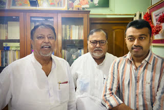 trinamool congress leader mukul roy meets partha chatterjee at his residence