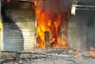 Massive fire in electronic shop, इलेक्ट्रॉनिक की दुकान में भीषण आग