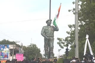 Minister KTR Inaugurated the Statue of Colonel Santosh Babu at Suryapet  Colonel Santosh Babu statue  Santosh Babu statue  Suryapet  Galwan valley clash  KTR  Line of Actual Control  കേണൽ സന്തോഷ് ബാബു  ഗൽവാൻ സംഘർഷം  ചൈനീസ് സൈനികർ  കേണൽ സന്തോഷ് ബാബുവിന്‍റെ പ്രതിമ അനാച്ഛാദനം ചെയ്തു  കേണൽ സന്തോഷ് ബാബുവിന്‍റെ വെങ്കല പ്രതിമ