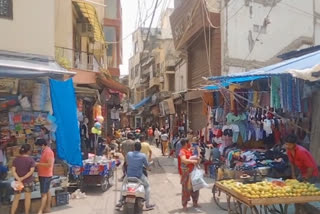 All shops open with follow guidelines in Mehrauli Market delhi