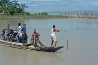 hand-boats-are-the-only-communication-option-in-rupohimukh-amguri