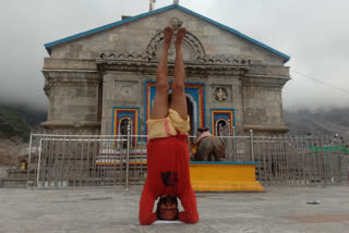 acharya-santosh-is-doing-shirshasan-in-kedarnath-against-devasthanam-board