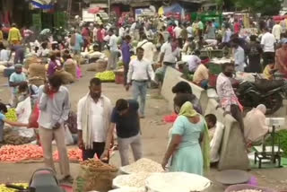 vegetable vendors urge people to wear face masks