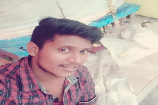 harrasing a girl  youth murderd in chengalpattu for harrasing a girl  murder news  murder  murder incident  chengalpattu youth murder incident  crime news  chengalpattu news  chengalpattu latest news  மாணவியிடம் சிலுமிசம்  ஓட ஓட விரட்டி கொலை  செங்கல்பட்டு செய்திகள்  செங்கல்பட்டு இளைஞர் கொலை  கொலை சம்பவம்  கொலை வழக்கு  கொலை செய்திகள்  குற்றச் செய்திகள்  கூலித் தொழிலாளி  மருத்துவமனை  காவல் துறை  காவல் நிலையம்  மாணவி