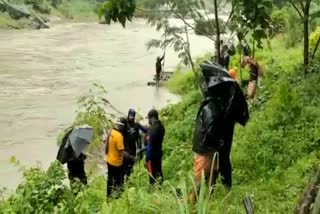 man missing  woman missing from idukki  idukki missing case  missing case  periyar  woman jumped to periyar  ഇടുക്കിയില്‍ വീട്ടമ്മയെ കാണാനില്ല  വീട്ടമ്മയെ കാണാനില്ല  ഇടുക്കി  പെരിയാര്‍  പെരിയാറിന്‍റെ തീരം