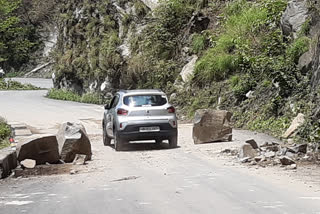boulders falling on national highway