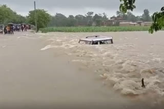 हरहा नहर के उफान में बहने लगी बोलेरो