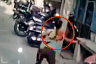 lady snatcher video viral in sultanpuri delhi