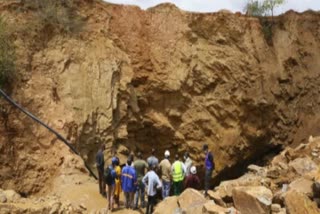 First body retrieved from flooded Meghalaya coal mine  മേഘാലയയിലെ ഖനിയില്‍ അകപ്പെട്ട ഒരാളുടെ മൃതദേഹം പുറത്തെടുത്തു  കാണാതായവരില്‍ ഒരാളുടെ മൃതദേഹം 152 മീറ്റർ ആഴത്തിലുള്ള കുഴിയില്‍ നിന്നാണ് കണ്ടെടുത്തത്.  The body of one of the missing was found in a pit 152 meters deep.  flooded coal pit in Meghalaya's East Jaintia Hills district where five miners were trapped since May 30  മെയ് 30 ന് അഞ്ച് തൊഴിലാളികളാണ് ഇവിടെ അകപ്പെട്ടത്.  district's Deputy Commissioner E Kharmalki  ജില്ല ഡെപ്യൂട്ടി കമ്മീഷണർ ഇ ഖർമാൽക്കിയാണ് വിവരം മാധ്യമങ്ങളെ അറിയിച്ചത്.