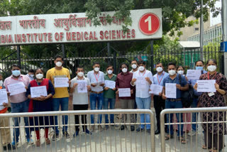 AIIMS अस्पताल के बाहर नर्स यूनियन का प्रदर्शन