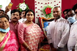 YS Sharmila visiting Nagireddy family