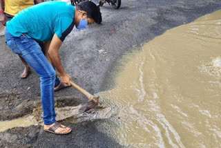 In-charge of Kathikund police station filled pothole in road in Dumka