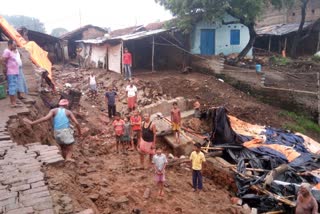 a house collapsed due to heavy rain in asansol, injured 30 cattle