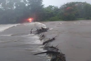 the-nirmala-river-of-sindhudurg-crossed-the-danger-level-heavy-rain-continues