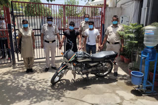 Ranhola police arrested 2 accused with stolen bike delhi