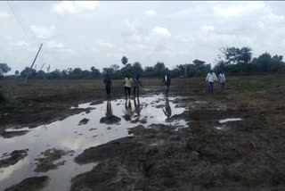 hundreds-of-acres-of-land-in-rohna-were-washed-away-due-to-rains-in-washim