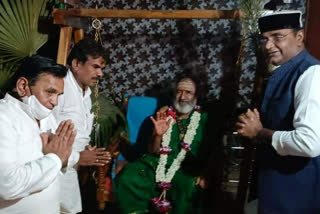Vishwas Sarang taking blessings of Maharaj ji
