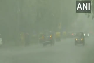 Parts of Delhi receive heavy rains  രാജ്യ തലസ്ഥാനത്തിന് ചൂടിൽ നിന്ന് ആശ്വാസം  ഡൽഹിയുടെ വിവിധ ഭാഗങ്ങളിൽ കനത്ത മഴ  കനത്ത മഴ  മഴ  ടോക്കാറ്റോറ റോഡ്,  ഹനുമാൻ റോഡ്  ശാസ്ത്രി ഭവൻ  ദേശീയ തലസ്ഥാനം  വേനൽ ചൂട്  കാലാവസ്ഥാ വകുപ്പ്  ഭൗമശാസ്ത്ര മന്ത്രാലയം