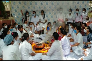 nursing staff performed havan on fourth day of strike in guna