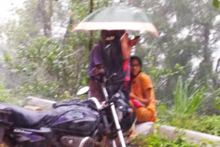 Karnataka rain  Sulia network issue  father holds umbrella for daughter's online class  Dakshina Kannada latest news  മഴയത്ത് ഓൺലൈൻ ക്ലാസിൽ പങ്കെടുക്കുന്ന വിദ്യാർഥിനി വാർത്ത  ബെംഗളൂരു  ഓൺലൈൻ ക്ലാസ്  ഓൺലൈൻ പഠനം