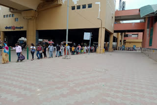 long-line-outside-nangloi-metro-station