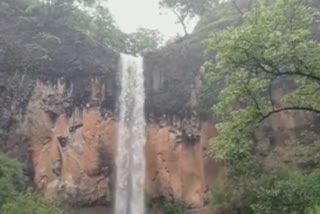 tourist gathering to see rautwadi waterfall in kolhapur