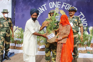 Barmer news, BSF distributes food items, बाड़मेर न्यूज, बाड़मेर में 60 जरूरमंद परिवारों को खाद्य सामग्री वितरित