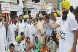 PROTEST: ਲਗਾਤਾਰ ਵਧ ਰਹੀ ਮਹਿੰਗਾਈ ਨੂੰ ਲੈ ਕੇ ਆਪ ਆਗੂਆਂ ਨੇ ਕੇਂਦਰ ਖਿਲਾਫ ਕੀਤਾ ਪ੍ਰਦਰਸ਼ਨ