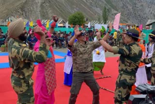 akshay-kumar-danced-with-bsf-jawans-and-locals-in-bandipora-gurez-sector-jammu-and-kashmir