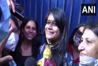 Northeast Delhi Violence: Pinjara Tod activists Natasha Narwal & Devangna Kalita released from Tihar Jail Pinjra Tod activists Delhi Violence Natasha Narwal evangna Kalita Jamia Student release Delhi Court order to release activist ഡല്‍ഹി കലാപം വാർത്തകൾ പിഞ്ചര തോഡ് പ്രവര്‍ത്തകർ വാർത്തകൾ പൗരത്വ ഭേദഗതി പ്രക്ഷോഭം തിഹാർ ജയിൽ വാർത്തകൾ ഡൽഹി ഹൈക്കോടതി വാർത്തകൾ