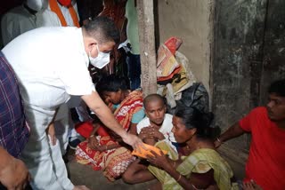 Suvendu adhikari gives a check of Rs 2 lakh to the family of the deceased