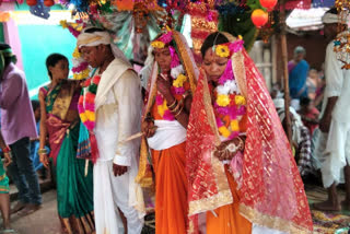 Man Fell in love with two women  Man Fell in love with two women at a time  Man married two women at a time  Man married two women  ഒരേ സമയം രണ്ട് സ്ത്രീകളുമായി പ്രണയം  ഒരേ സമയം രണ്ട് സ്ത്രീകളുമായി വിവാഹം  തെലങ്കാന  തെലങ്കാന വാർത്ത  telangana news  telangana  telangana marriage story  തോലങ്കാന കല്ല്യാണം