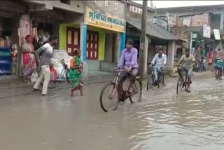 টানা বৃষ্টিতে জল জমল ক্যানিং বাজারে