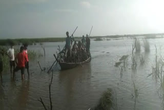 ഖുശീനനഗർ  ദേശിയ ദുരന്ത നിവാരണ സേന  ബോട്ടിന്‍റെ എഞ്ചിൻ കേടായി  എഞ്ചിൻ തകരാറിലായി ബോട്ട് നിന്നു  ഖുശീനഗറിലെ നദിയിൽ ബോട്ട് നിന്നു  നാരായണി നദിയിൽ ബോട്ട് കുടുങ്ങി  NDRF rescues 150 people stranded  NDRF rescues 150 people stranded on boat in Narayani river  Narayani river in UP's Kushinagar  NDRF rescues 150 people stranded on boat
